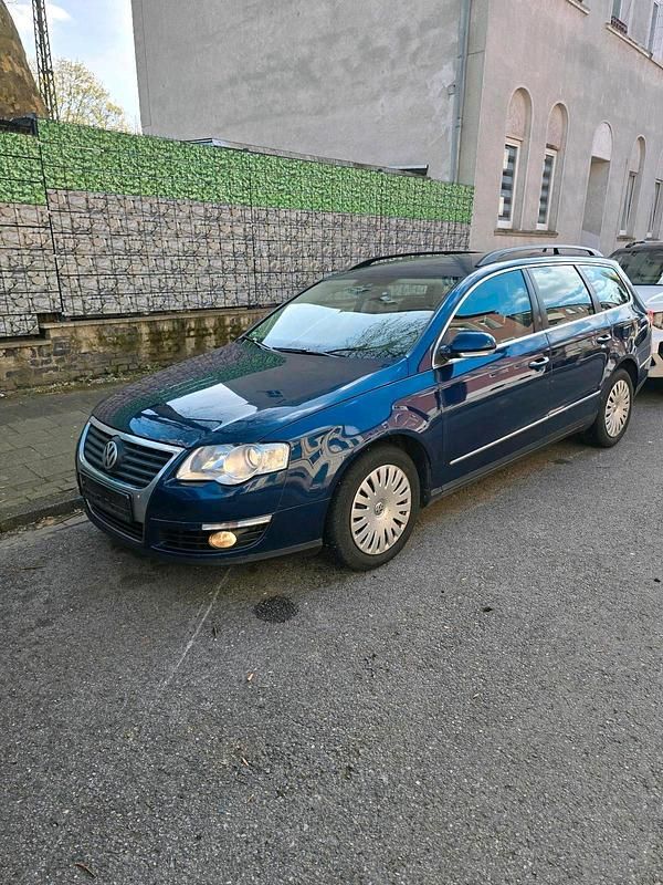 Gebraucht VW Passat 140 PS (102 kW) 2010 Blau Limousine