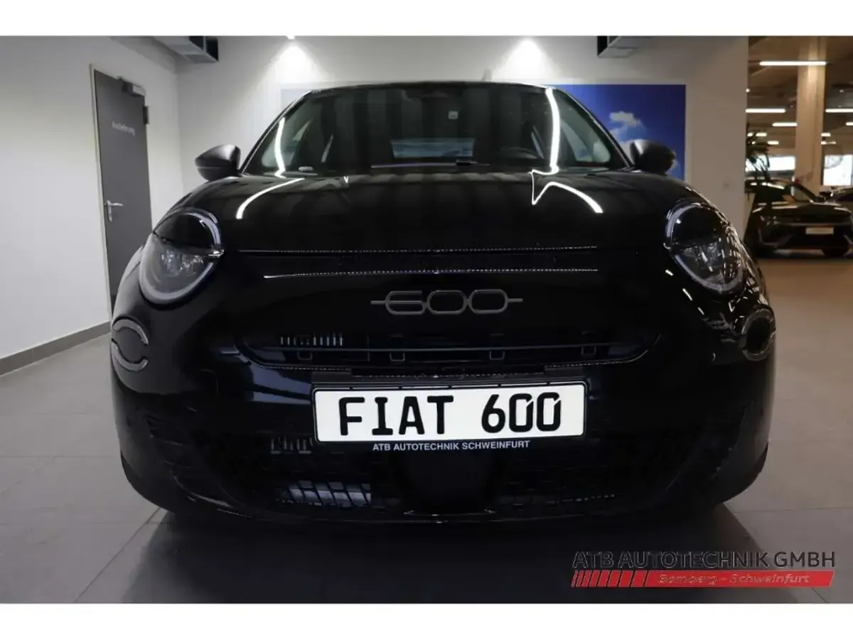 Neu Fiat 600 Business 110 PS (80 kW) 2025 Schwarz SUV