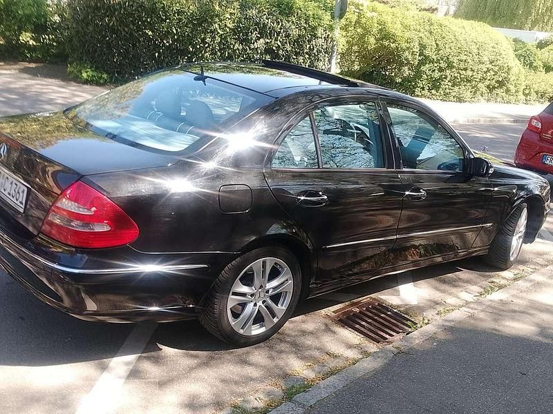 Gebraucht Mercedes E240 Avantgarde 177 PS (130 kW) 2002 Schwarz Limousine