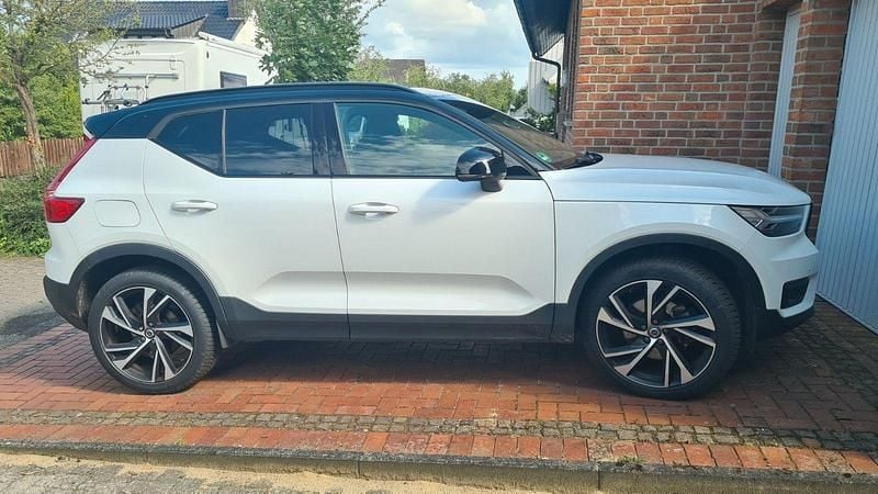 Weiß Gebraucht 2018 Volvo XC40 R-Design SUV | 27.500 € (Fairer Preis) - Bild 1/4