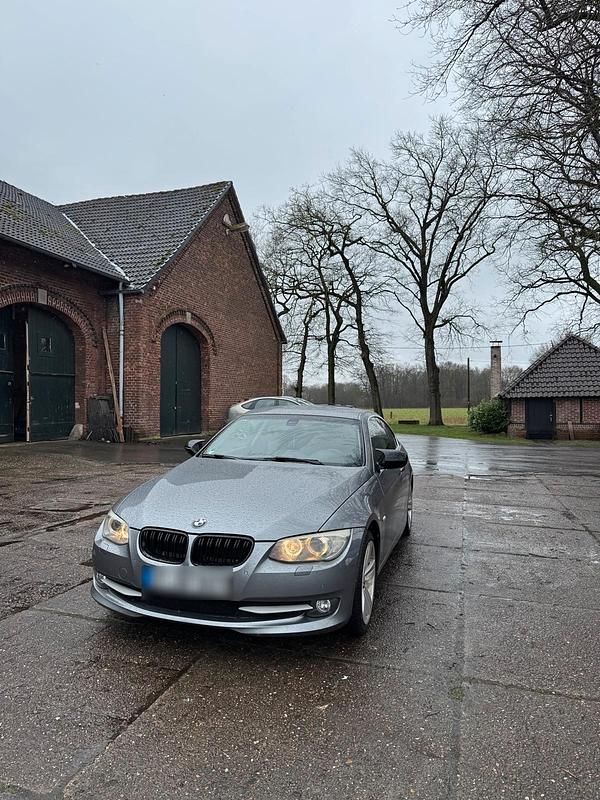 Gebraucht BMW 325 204 PS (150 kW) 2010 Grau Coupé