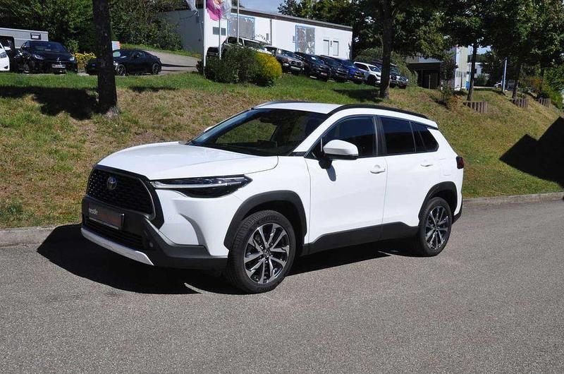 Schneeweiß Gebraucht 2023 Toyota Corolla Cross Team SUV | 33.200 € (Guter Preis) - Bild 1/4