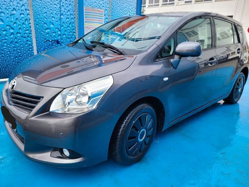 Grau Gebraucht 2010 Toyota Verso Edition Van / Kleinbus | 5.999 € (Fairer Preis) - Bild 1/4
