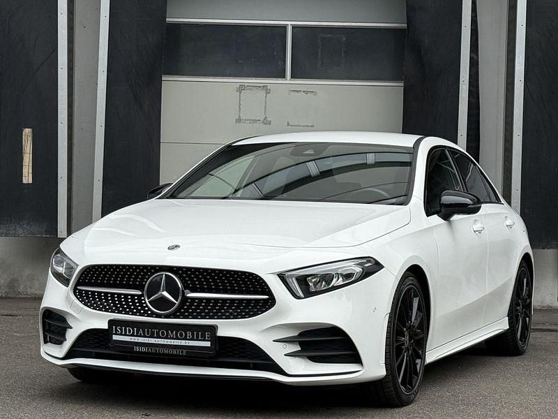 Weiß Gebraucht 2020 Mercedes A200 AMG Limousine | 21.900 € (Guter Preis) - Bild 1/4