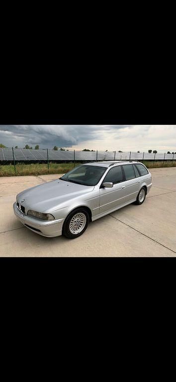 Silber Gebraucht 2002 BMW 520 Kombi | 3.200 € (Fairer Preis) - Bild 1/4