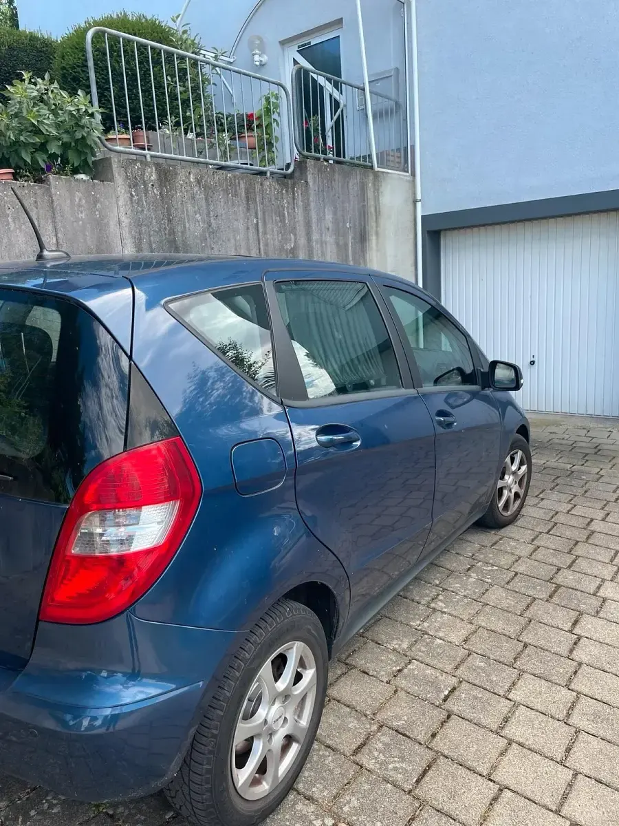 Gebraucht Mercedes A180 116 PS (85 kW) 2011 Blau Kleinwagen