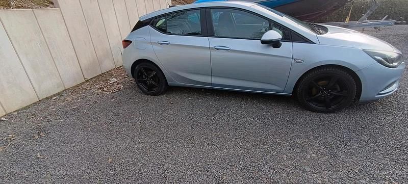 Gebraucht Opel Astra 101 PS (74 kW) 2016 Blau Limousine