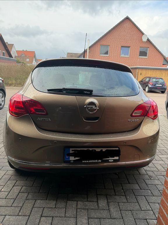 Gebraucht Opel Astra Edition 140 PS (102 kW) 2013 Gold Limousine
