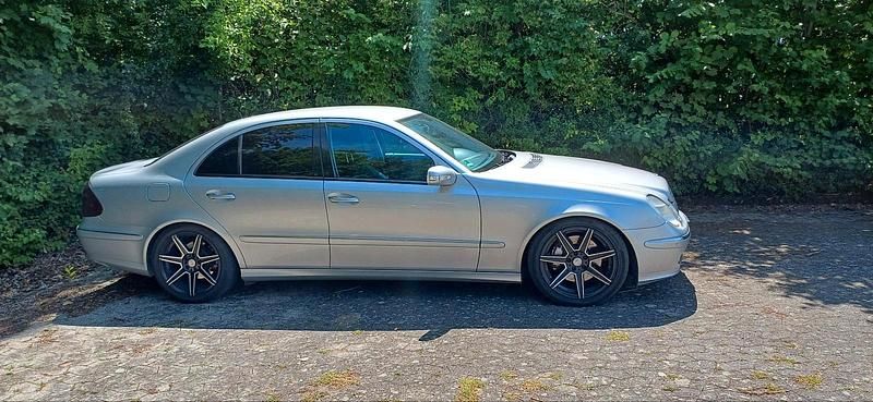Silber Gebraucht 2004 Mercedes E200 Limousine | 3.450 € (Guter Preis) - Bild 1/4