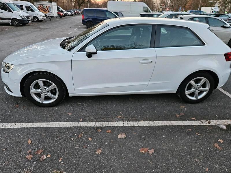Weiß Gebraucht 2015 Audi A3 Kleinwagen | 8.800 € (Guter Preis) - Bild 1/4