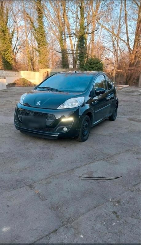 Gebraucht Peugeot 107 68 PS (50 kW) 2013 Schwarz Kleinwagen