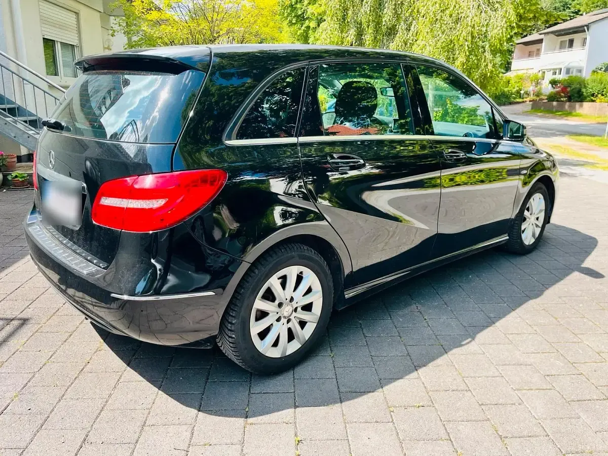 Gebraucht Mercedes B200 156 PS (114 kW) 2012 Schwarz Kleinwagen