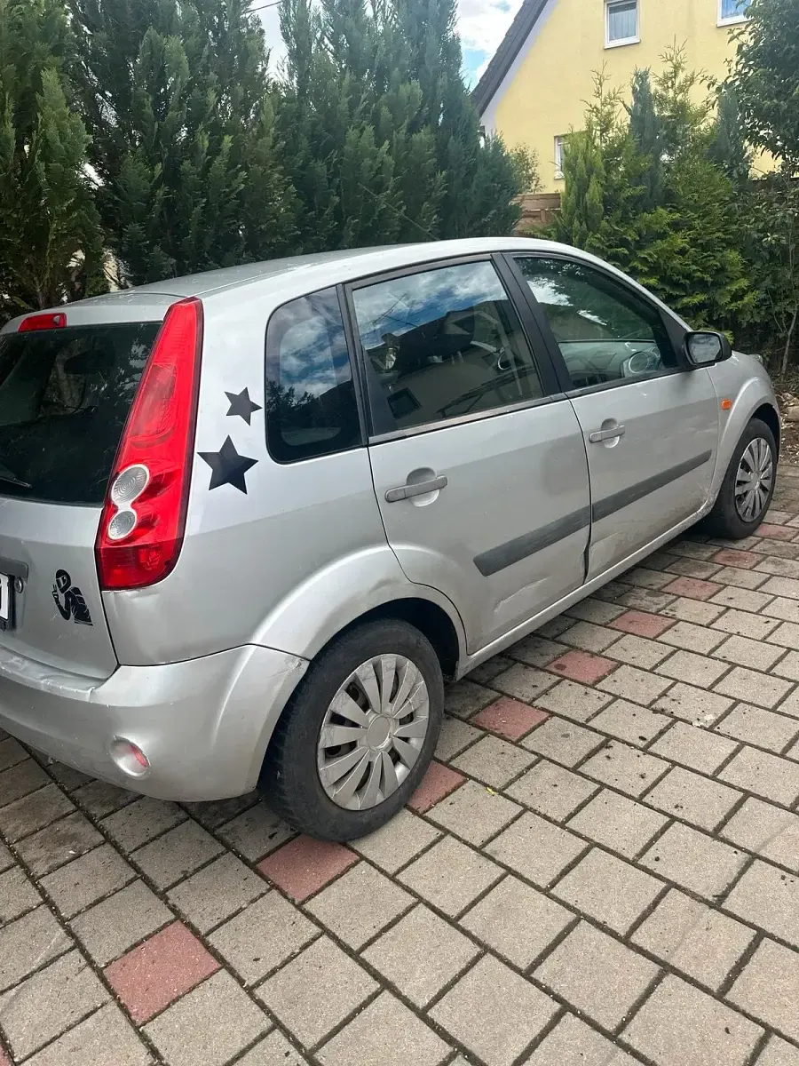 Gebraucht Ford Fiesta 84 PS (61 kW) 2007 Silber Kleinwagen