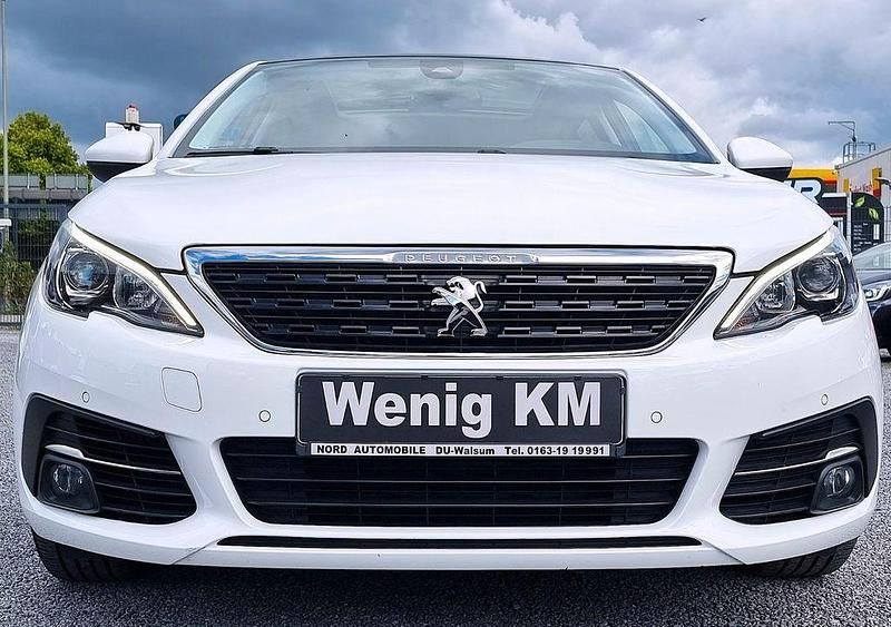 Weiß Gebraucht 2019 Peugeot 308 Style Limousine | 10.950 € (Guter Preis) - Bild 1/4