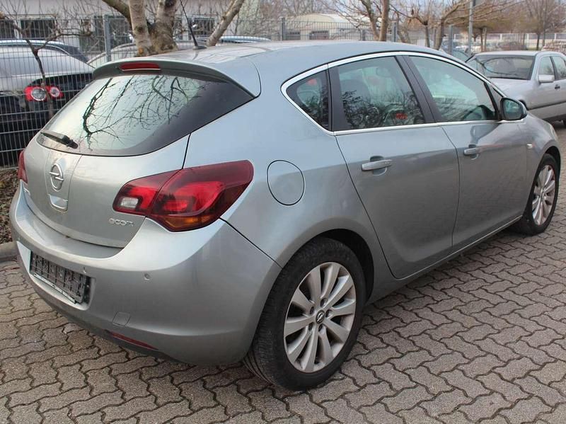 Gebraucht Opel Astra Innovation 110 PS (80 kW) 2012 Silbersee/perl silber (m2) Kleinwagen