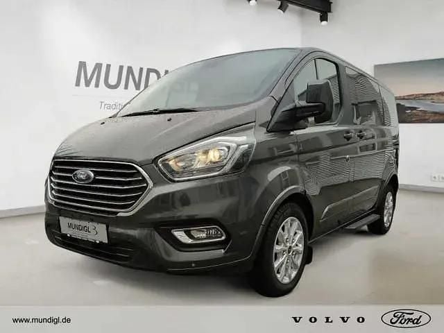 Grau (magneticgrau (metallic)) Gebraucht 2023 Ford Tourneo Custom Titanium Van | 41.760 € (Fairer Preis) - Bild 1/3