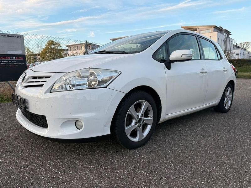 Weiß Gebraucht 2011 Toyota Auris Limousine | 2.990 € (Fairer Preis) - Bild 1/4