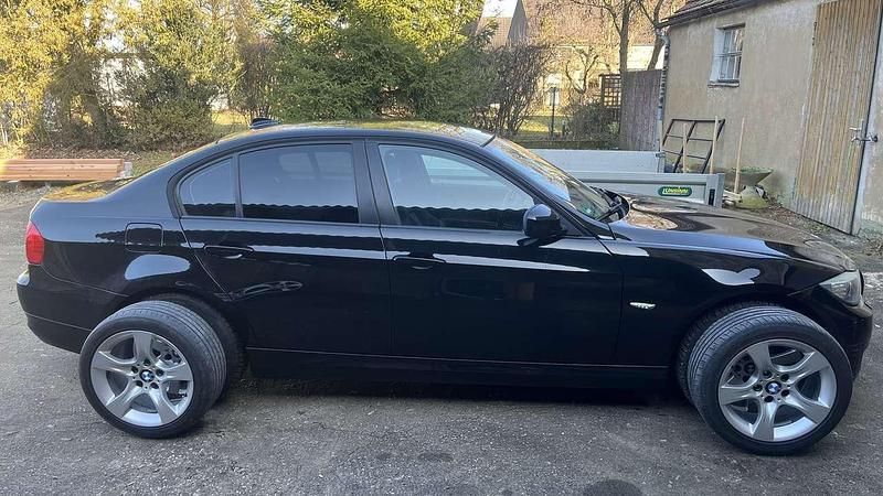 Gebraucht BMW 318 143 PS (105 kW) 2011 Schwarz Limousine