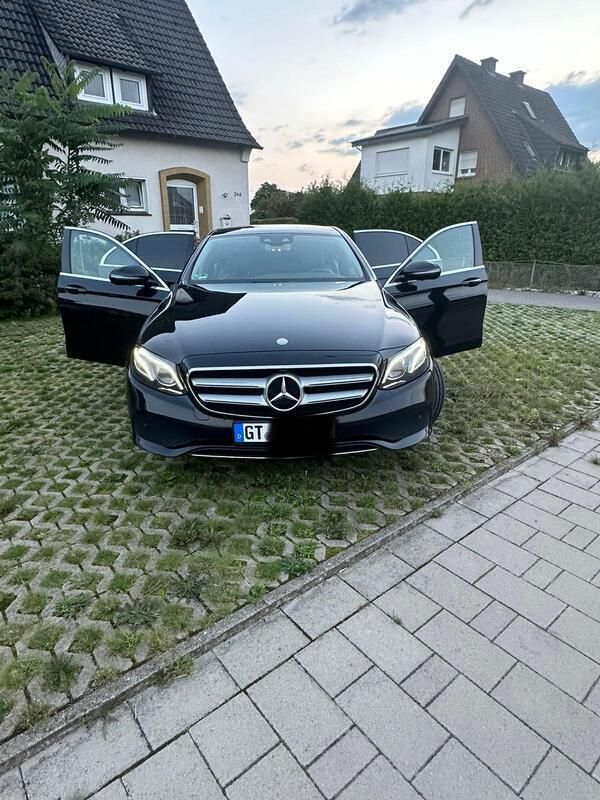 Schwarz Gebraucht 2017 Mercedes E220 Limousine | 21.000 € - Bild 1/4