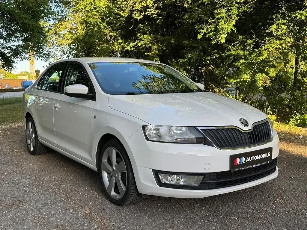 Używany Skoda Rapid Ambition 86 KM (63 kW) 2013 Biały Hatchback