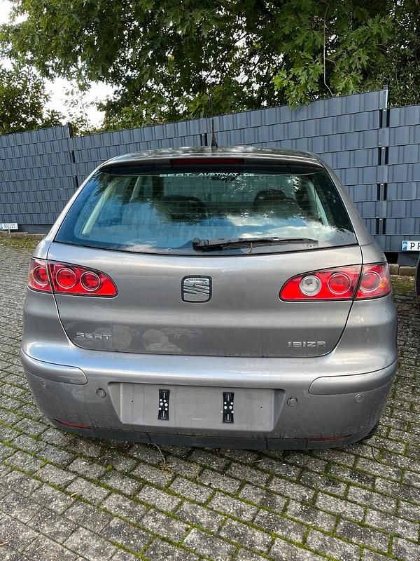 Grau Gebraucht 2004 Seat Ibiza Kleinwagen | 399 € (Superpreis) - Bild 1/4
