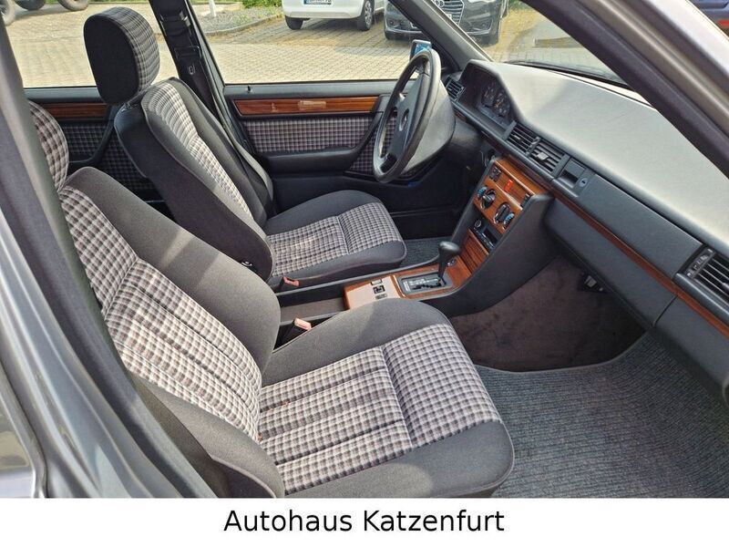 Gebraucht Mercedes E230 132 PS (97 kW) 1992 Grau Limousine