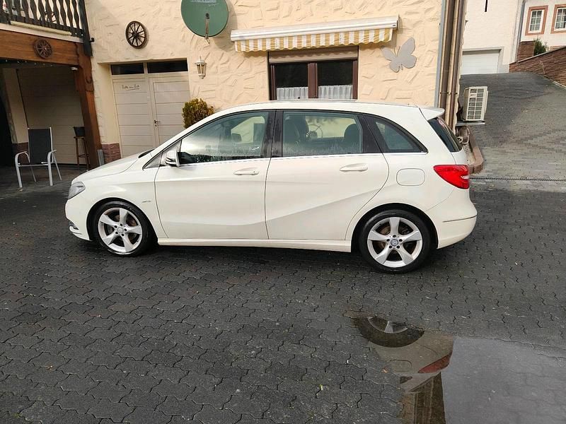 Weiß Gebraucht 2013 Mercedes B180 Van / Kleinbus | 8.999 € (Fairer Preis) - Bild 1/4