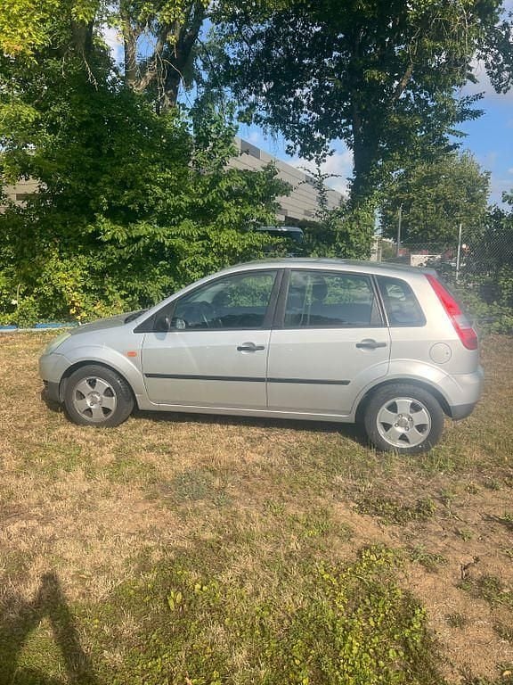 Silber Gebraucht 2002 Ford Fiesta Ambiente Kleinwagen | 850 € (Guter Preis) - Bild 1/4