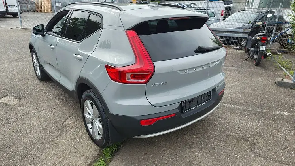 Gebraucht Volvo XC40 Core 197 PS (144 kW) 2024 Grau SUV