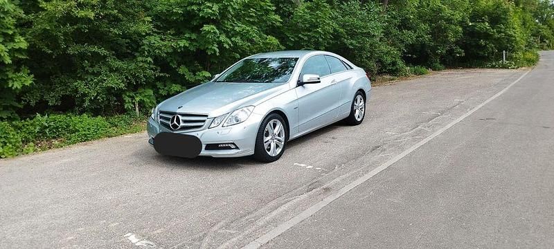 Silber Gebraucht 2010 Mercedes E250 Elegance Coupé | 14.700 € (Fairer Preis) - Bild 1/4