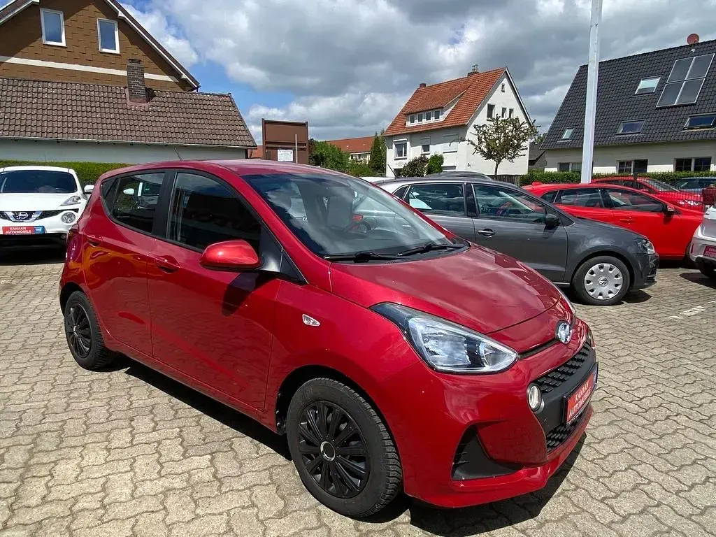 Gebraucht Hyundai i10 Trend 67 PS (49 kW) 2017 Rot Kleinwagen