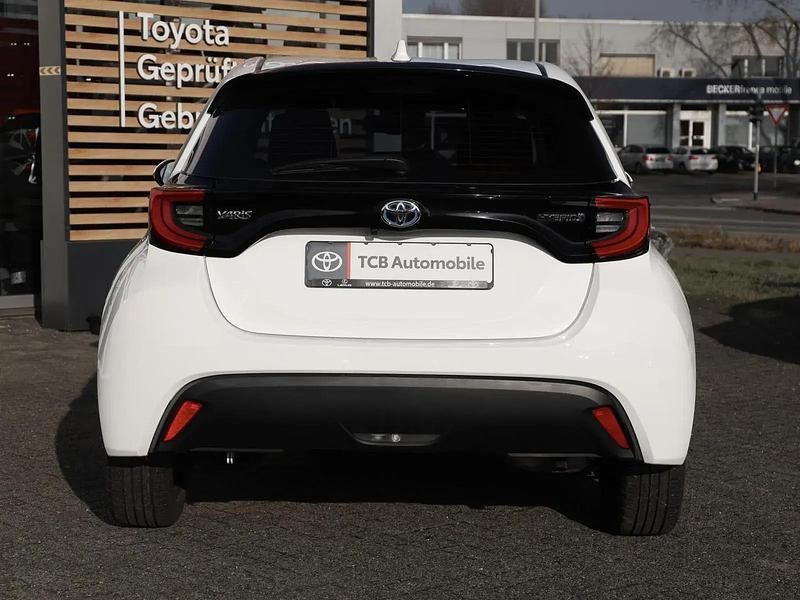 Gebraucht Toyota Yaris Hybrid Basis 116 PS (85 kW) 2022 Schneeweiß Kleinwagen