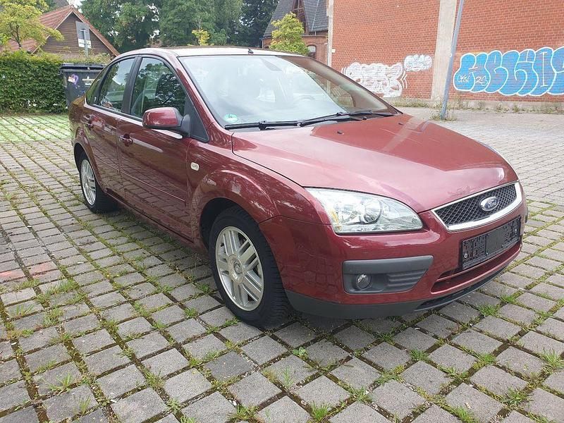 Używany Ford Focus Ghia 116 KM (85 kW) 2005 Czerwony Sedan/Limuzyna