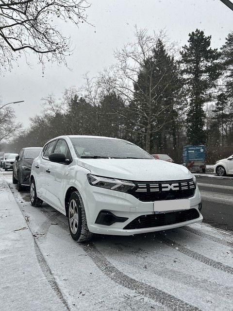 Weiß Gebraucht 2023 Dacia Sandero Essentiel Limousine | 11.111 € (Superpreis) - Bild 1/4