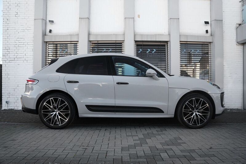 Grau Gebraucht 2021 Porsche Macan SUV | 74.500 € - Bild 1/4