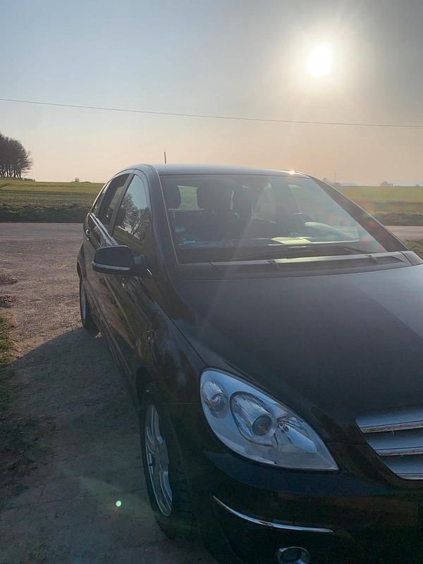 Gebraucht Mercedes 180 85 PS (62 kW) 2010 Schwarz Limousine