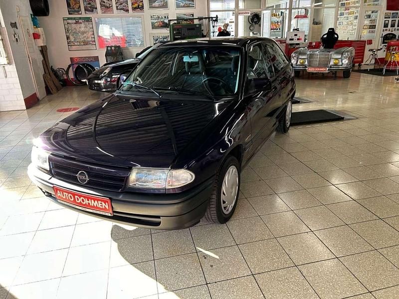 Gebraucht Opel Astra 60 PS (44 kW) 1995 Nachtblaumetallic Limousine