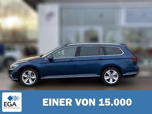 Blau metallic Gebraucht 2023 VW Passat Elegance Kombi | 31.940 € (Etwas zu teuer) - Bild 1/4