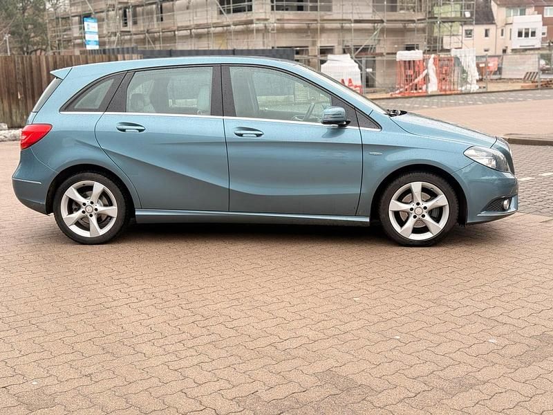 Gebraucht Mercedes B200 156 PS (114 kW) 2012 Blau Van / Kleinbus
