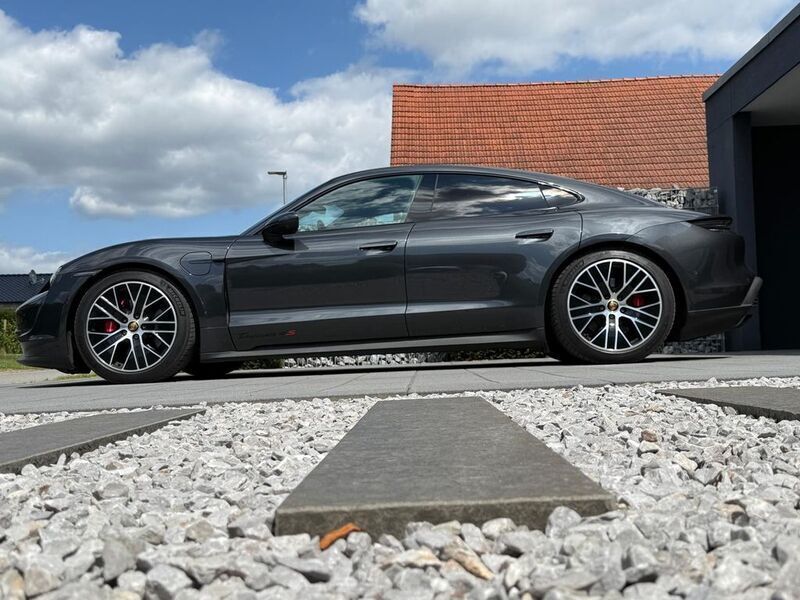 Grau Gebraucht 2020 Porsche Taycan 4S Sport Limousine | 58.500 € (Fairer Preis) - Bild 1/4