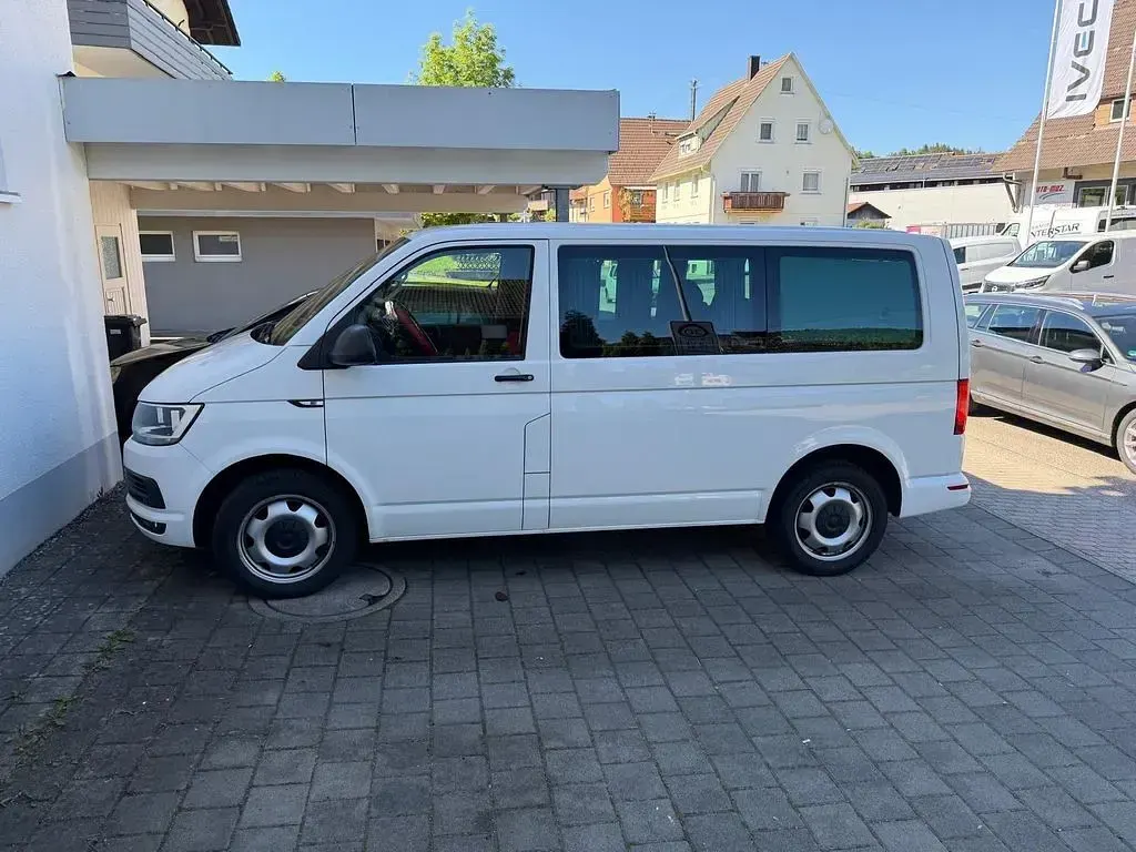 Gebraucht VW Multivan 102 PS (75 kW) 2018 Weiß Van / Kleinbus