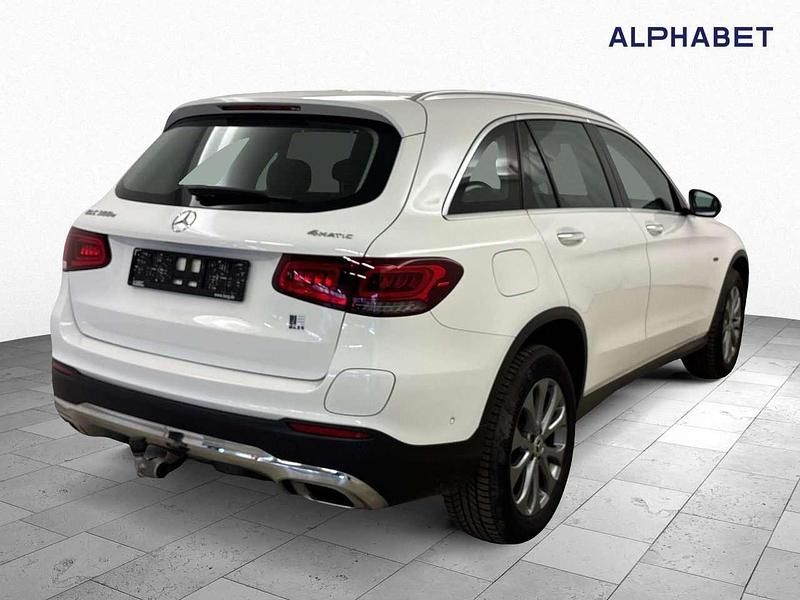 Gebraucht Mercedes GLC300e 320 PS (235 kW) 2021 Polarweiß SUV