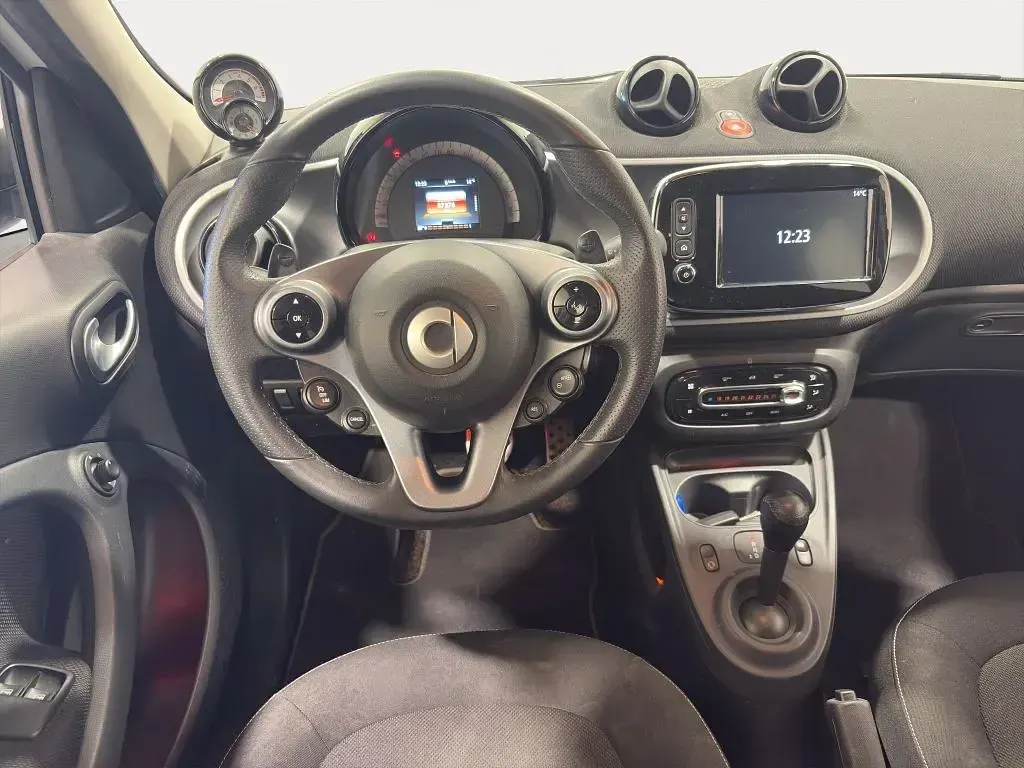 Używany Smart ForFour Passion 90 KM (66 kW) 2019 Biały Hatchback