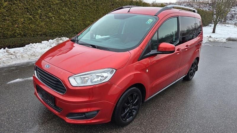 Rot Gebraucht 2016 Ford Tourneo Courier Titanium Van / Kleinbus | 3.990 € (Superpreis) - Bild 1/4
