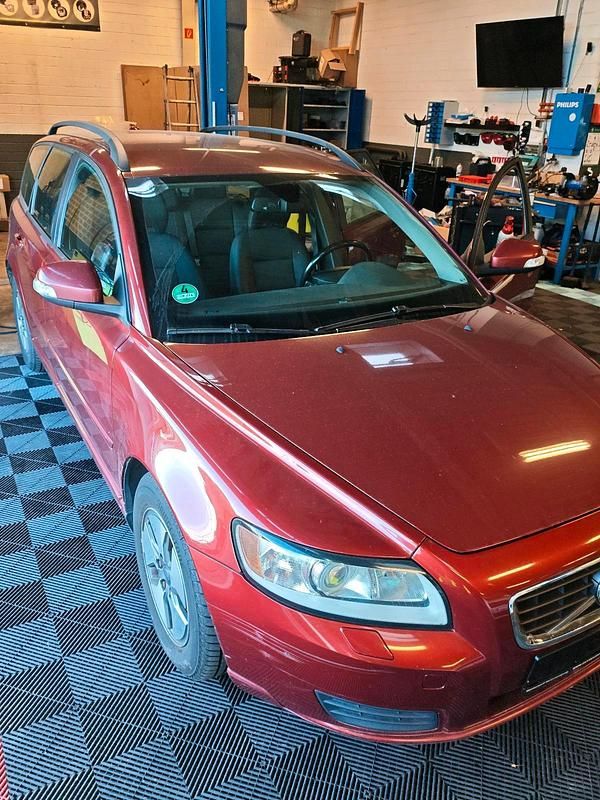 Rot Gebraucht 2011 Volvo V50 Kombi | 3.500 € - Bild 1/4