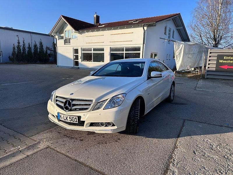 Weiß Gebraucht 2011 Mercedes E200 Avantgarde Coupé | 13.900 € (Fairer Preis) - Bild 1/4