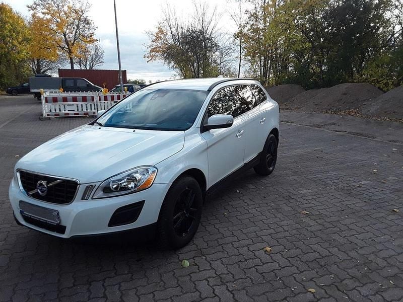 Weiß Gebraucht 2011 Volvo XC60 Drive Kinetic SUV | 9.300 € (Fairer Preis) - Bild 1/4