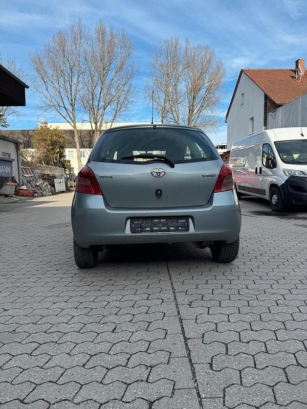 Gebraucht Toyota Yaris 70 PS (51 kW) 2006 Silber Kleinwagen