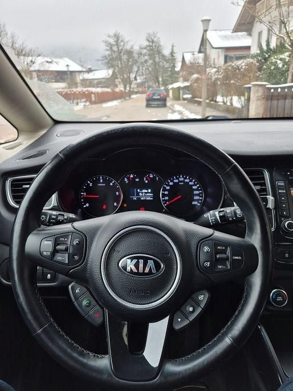 Gebraucht Kia Carens 116 PS (85 kW) 2015 Weiß Van / Kleinbus