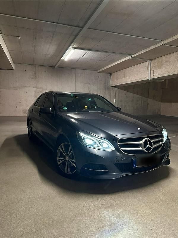 Grau Gebraucht 2013 Mercedes E220 Avantgarde Limousine | 15.500 € (Fairer Preis) - Bild 1/4